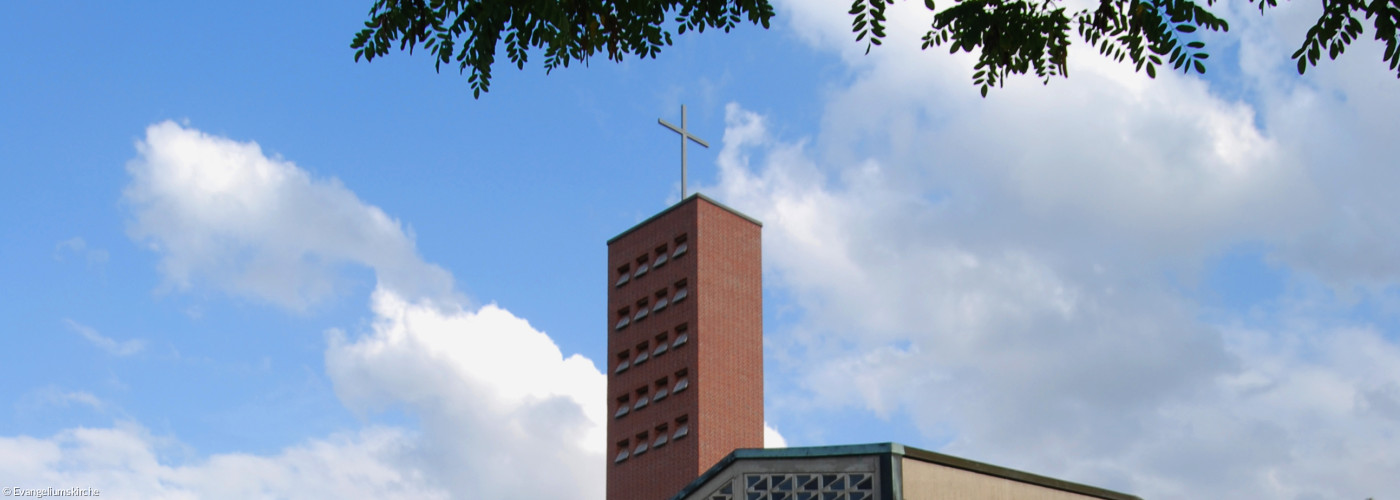 Kirchturm der Evangeliumskirche Hasenbergl