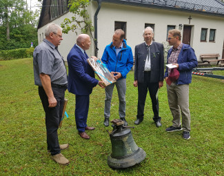 Übergabe der Kirchenglocke der evangelischen Golgathakirche 