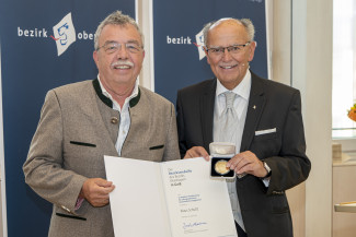 Diakon Klaus Schultz und Josef Mederer, Bezirkstagspräsident von Oberbayern, bei der Verleihung 