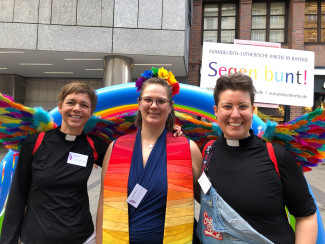 Auf dem CSD 2023: Pfarrerinnen Doris Wild, Christiane und Yvonne Renner