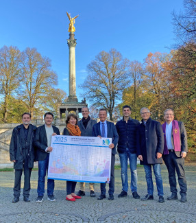 Übergabe des Interkulturellen Kalender 2025 an den Rat der Religionen