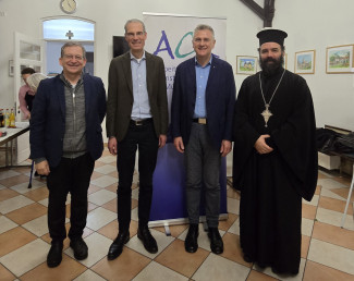 Diakon Dietmar Frey, Geschäftsführer, sowie die Vorstände: Stadtdekan Dr. Bernhard Liess, Innenstadtdekan David Theil und Archemandrit Georgios Siomos (v.l.n.r.)