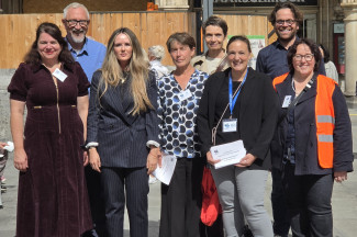 Christina Engl, Münchner Insel, Alexander Fischhold, Kath. TelefonSeelsorge, Bürgermeisterin Mona Fuchs, Ulrike Wegner und Heidi Graf, DIE ARCHE, Amöna Woyde, Krisendienst Psychiatrie Oberbayern gGmbH, Wolfgang Gronauer, Evang. TelefonSeelsorge, Irmgard Salzinger, Münchner Insel (v.l.n.r.)