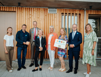 Landschaftsarchitektin Katrin Kronenbitter, Architekt Eik Kammerl, Stadtdekan Dr. Bernhard Liess, Präsidentin der Bayerischen Architektenkammer Prof. Lydia Haack, Bayerische Staatsministerin für Familie, Arbeit und Soziales Ulrike Scharf, Hausleitung Tagesstätte Carolin Blasi, Ltd. Kirchenrechtsdirektor Florian Baier, Referentin der Beratungsstelle Barrierefreiheit Charlotte Röttger