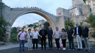Vertreterinnen und Vertreter des Rates der Religionen unter der „Alten Brücke“ von Mostar