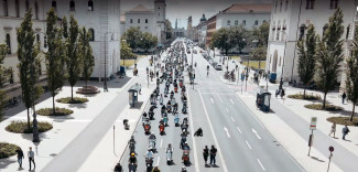 Vespa-Corso auf der Ludwigstraße